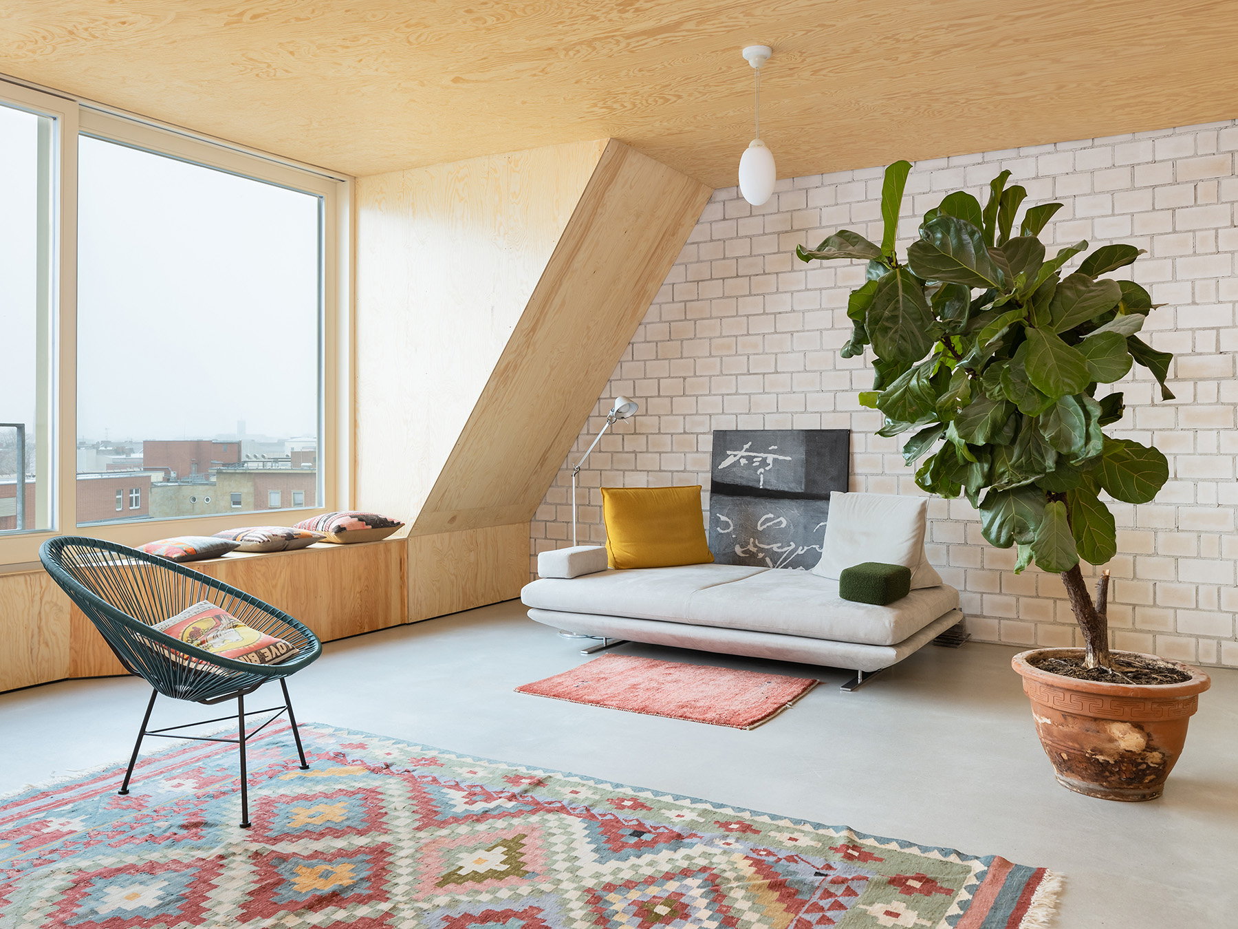Ausgebauter Dachstuhl mit Holz und Sichtestrich für den Boden