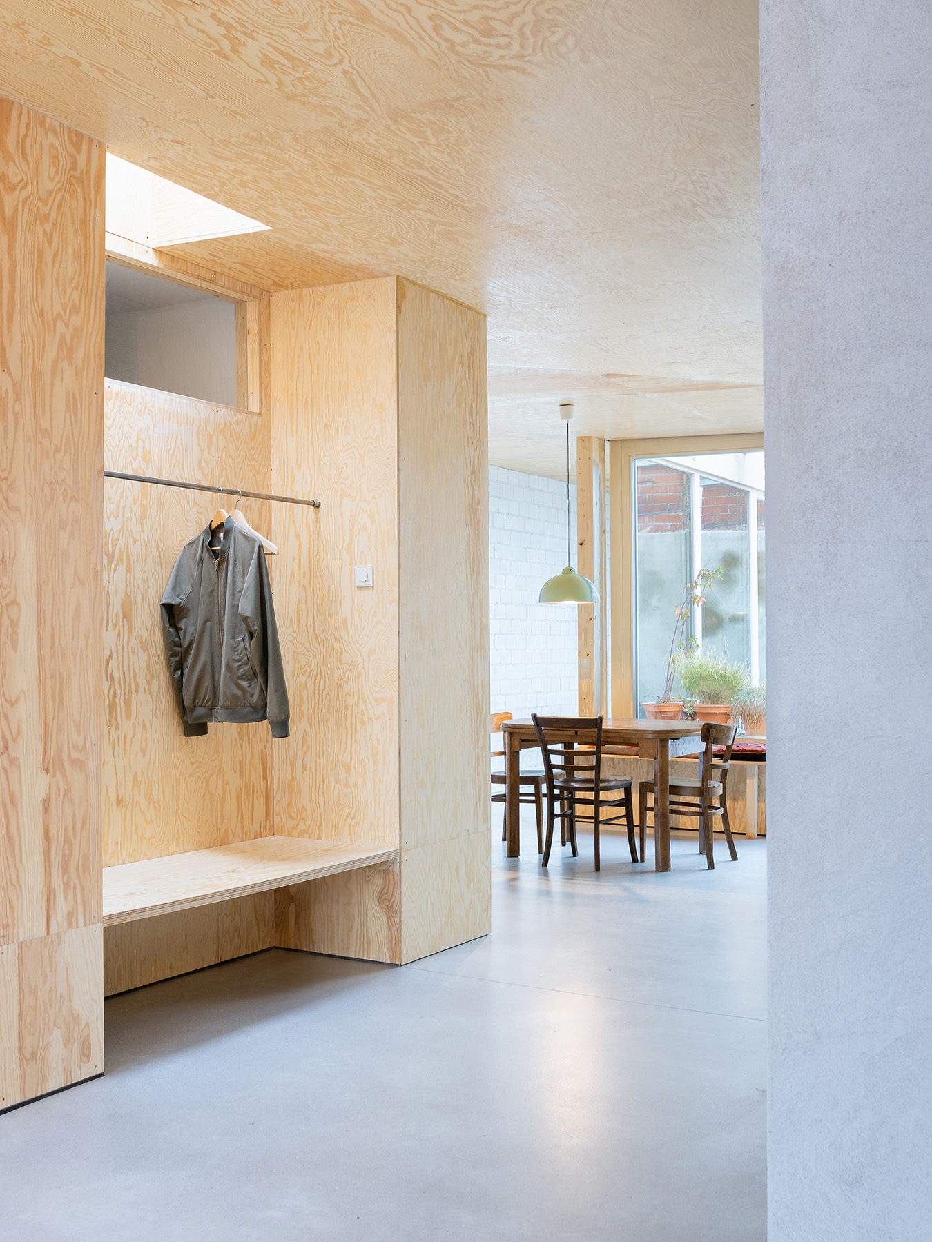 Ausgebauter Dachstuhl mit Einbaumöbeln aus Holz und Sichtestrich für den Boden