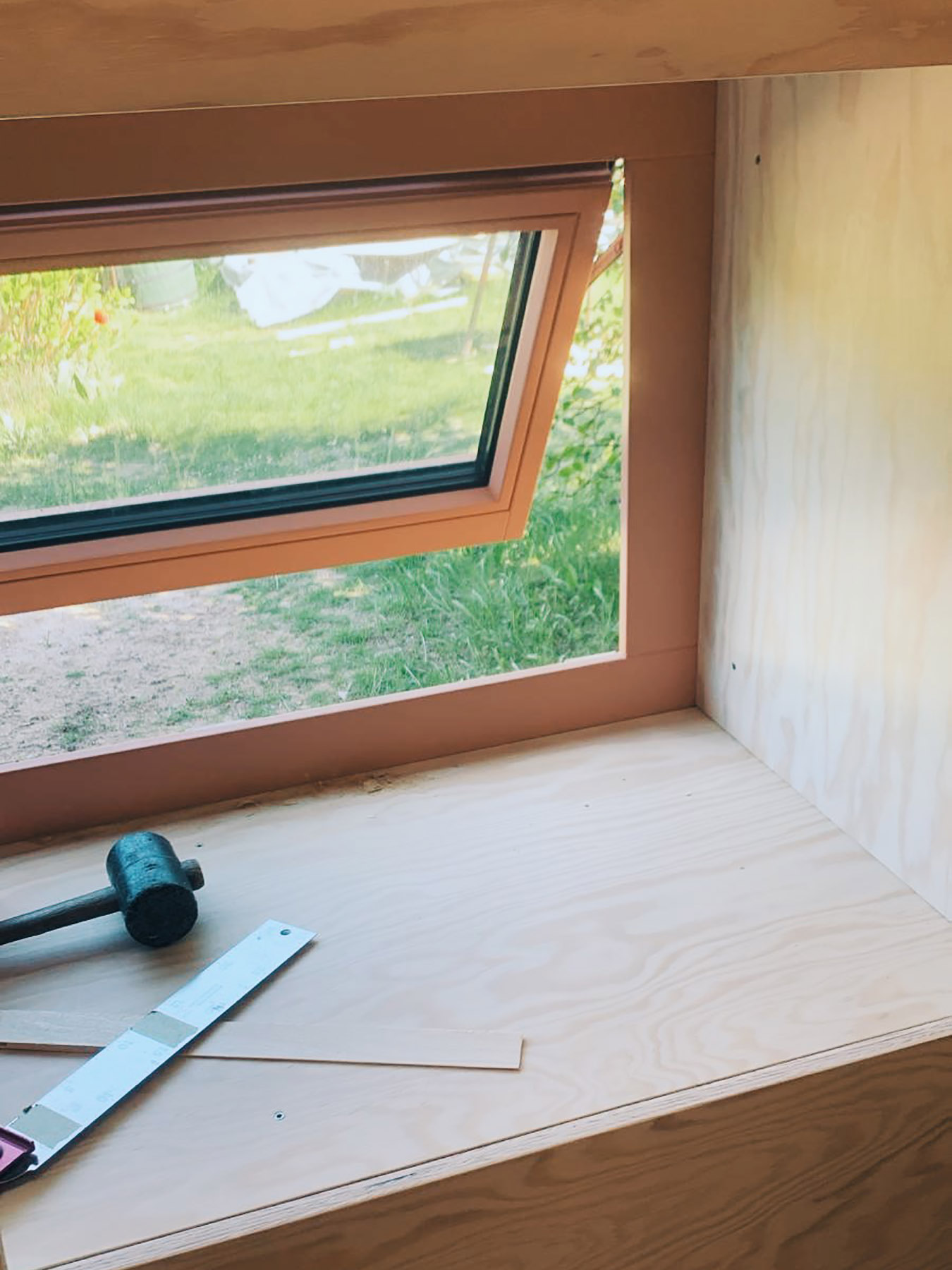 Ausbau eines Bungalows mit Maßfenster und hölzener Fensterbank