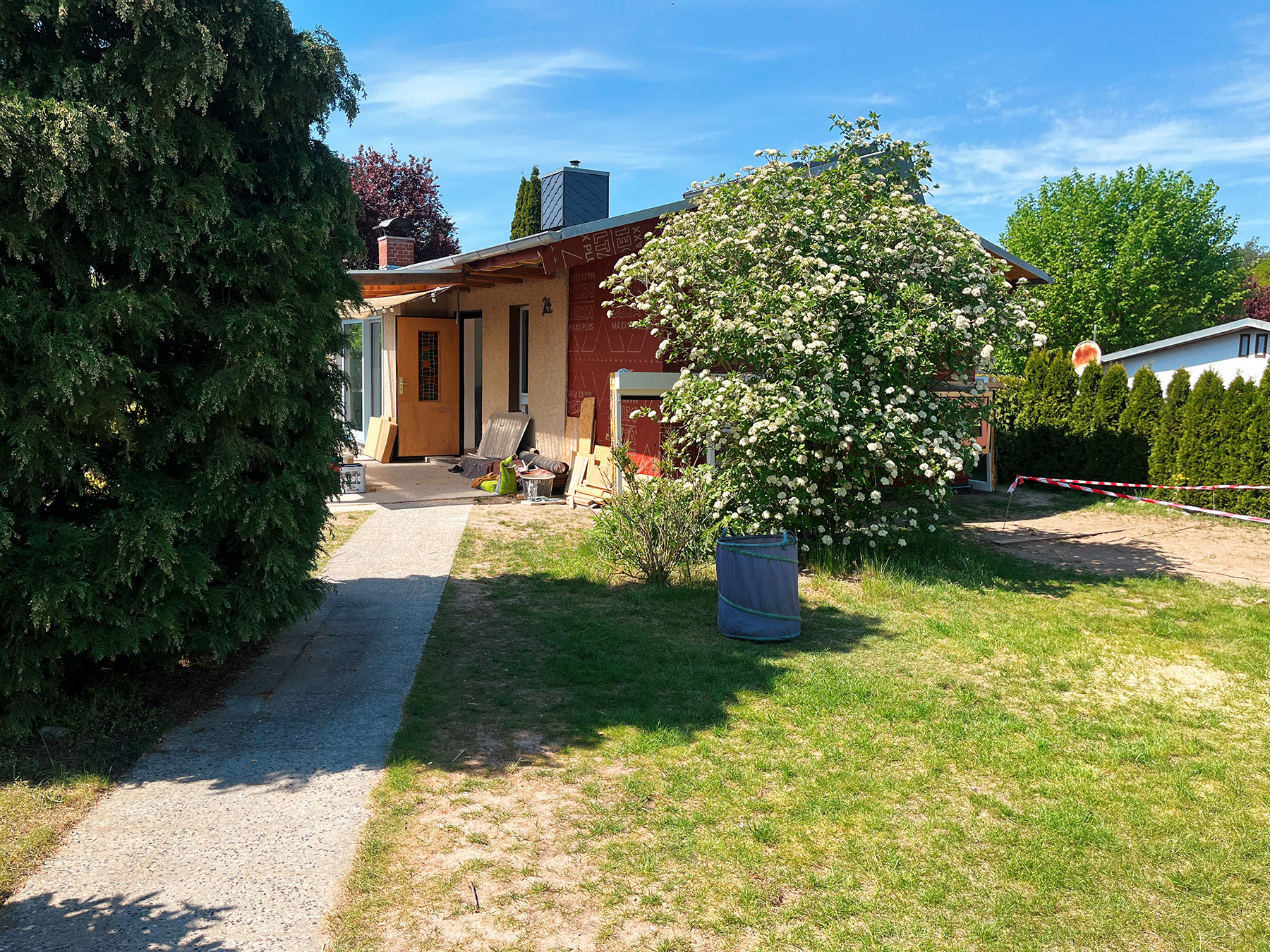 Anbau eines Bungalows mit Oberlicht und Holzausbau