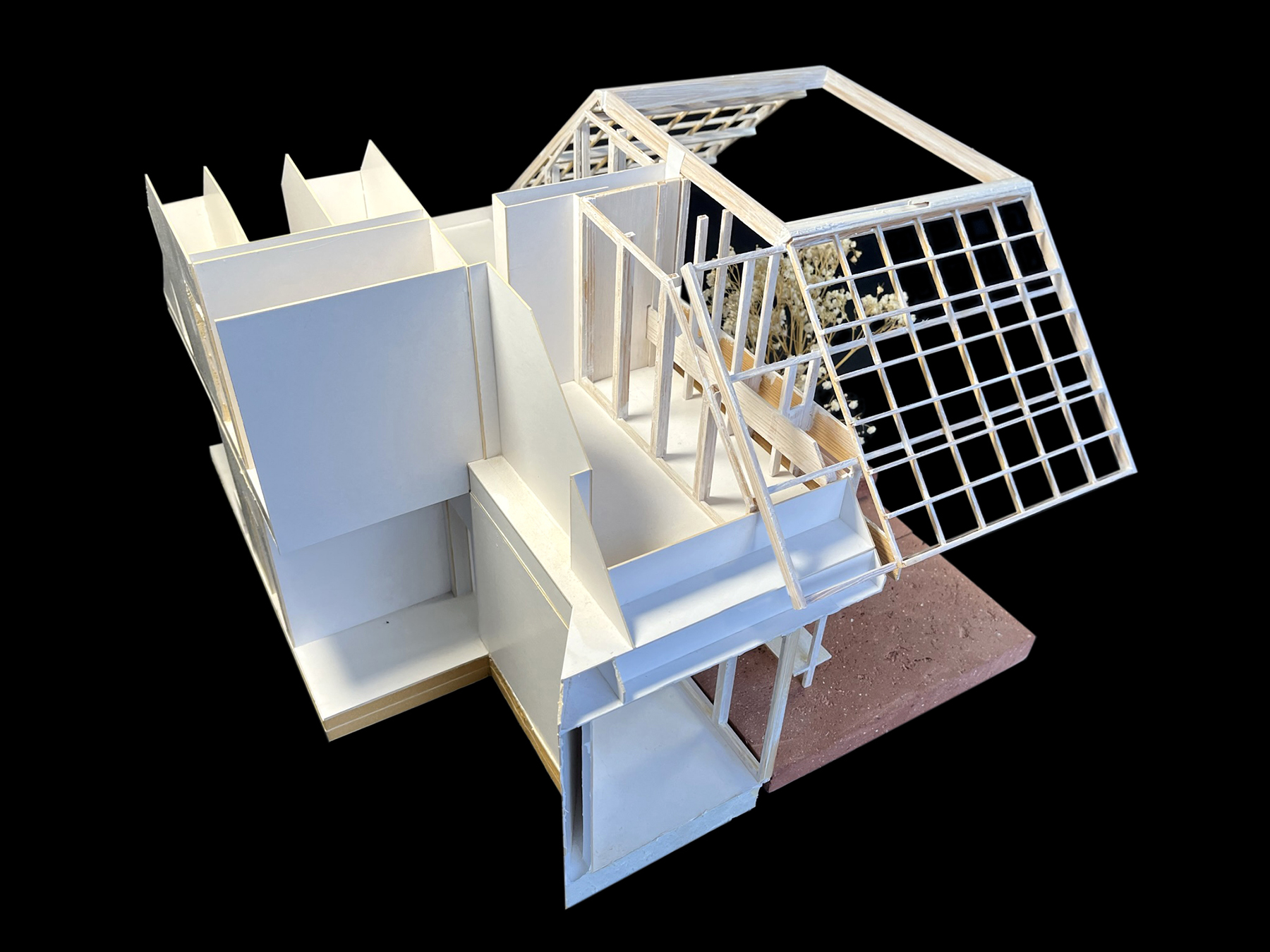 Architekturmodell aus weißer Pappe und aufgeschnittenenen Ziegelsteinen
