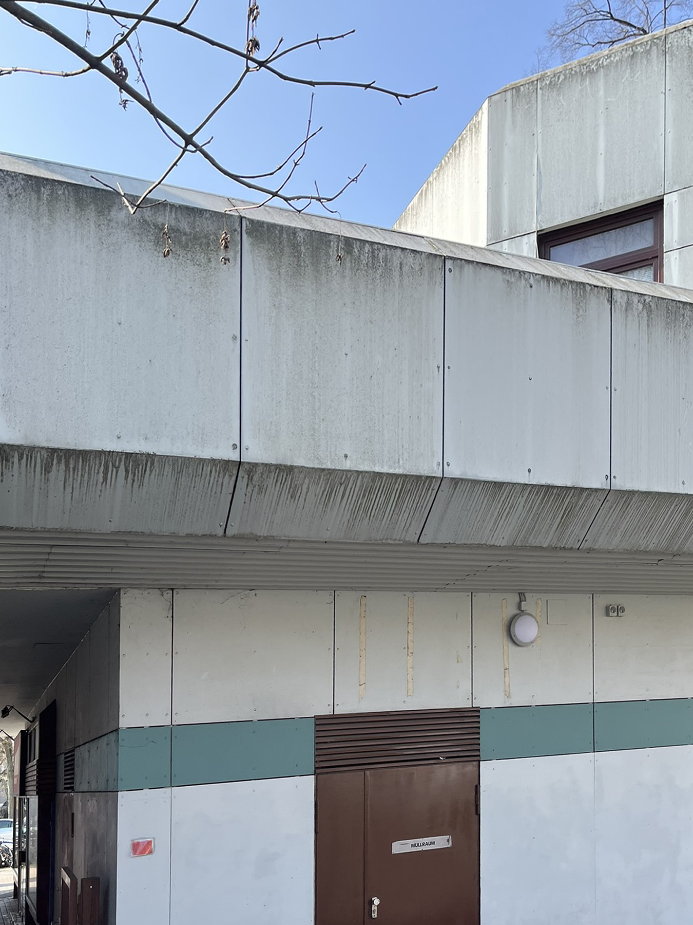 Haus aus den 80ern mit vorgehängten Asbest Fassadenplatten in Neukölln am Kiehlufer