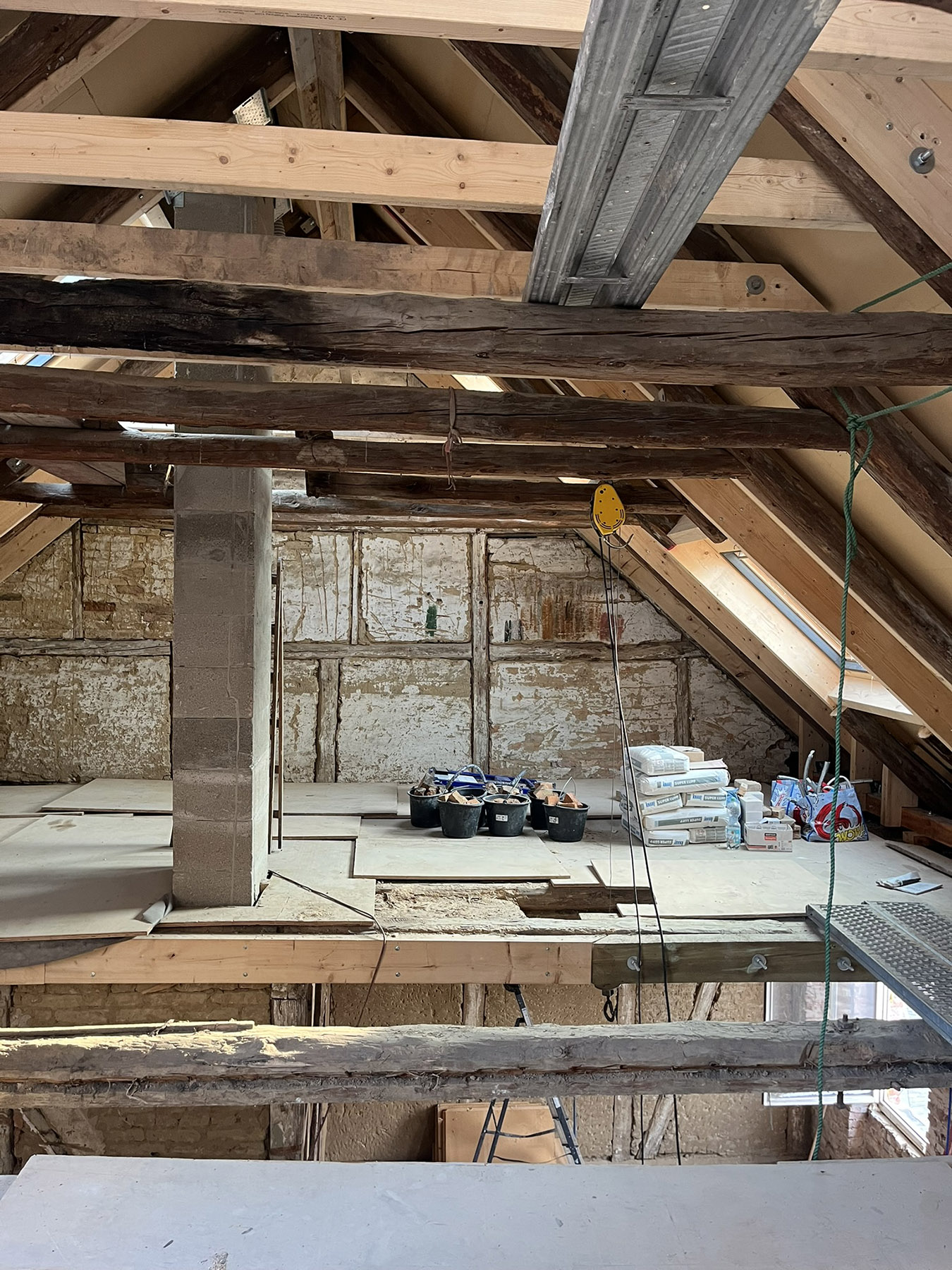 Baustelle eines im Umbau befindlichen Dachstuhls mit sichtbarem Gebälk