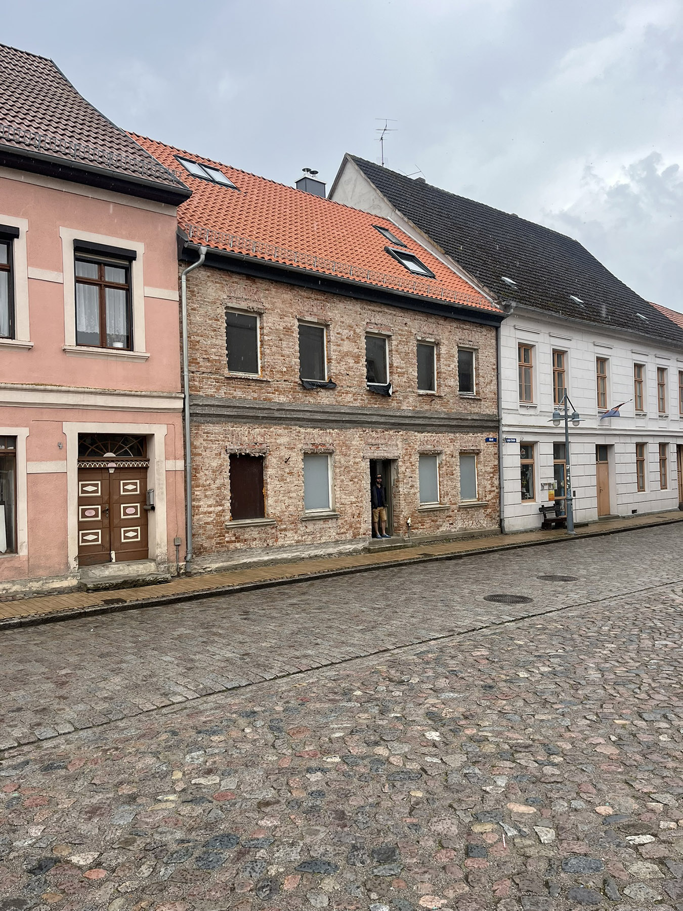 Altbau mit freigelegtem sichtbaren roten Mauerwerk
