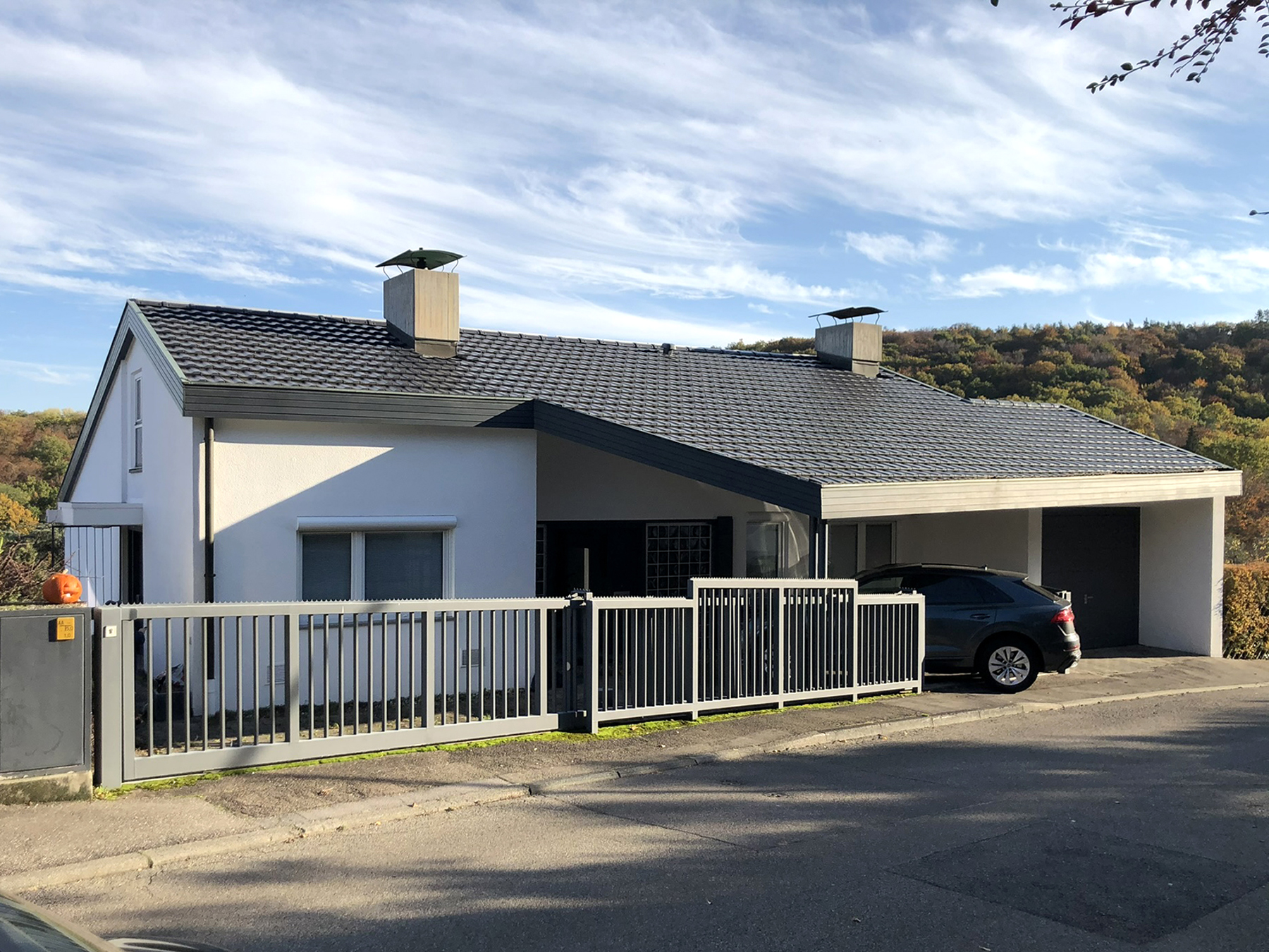 Einfamilienhaus am Hang mit überdachter Vorfahrt
