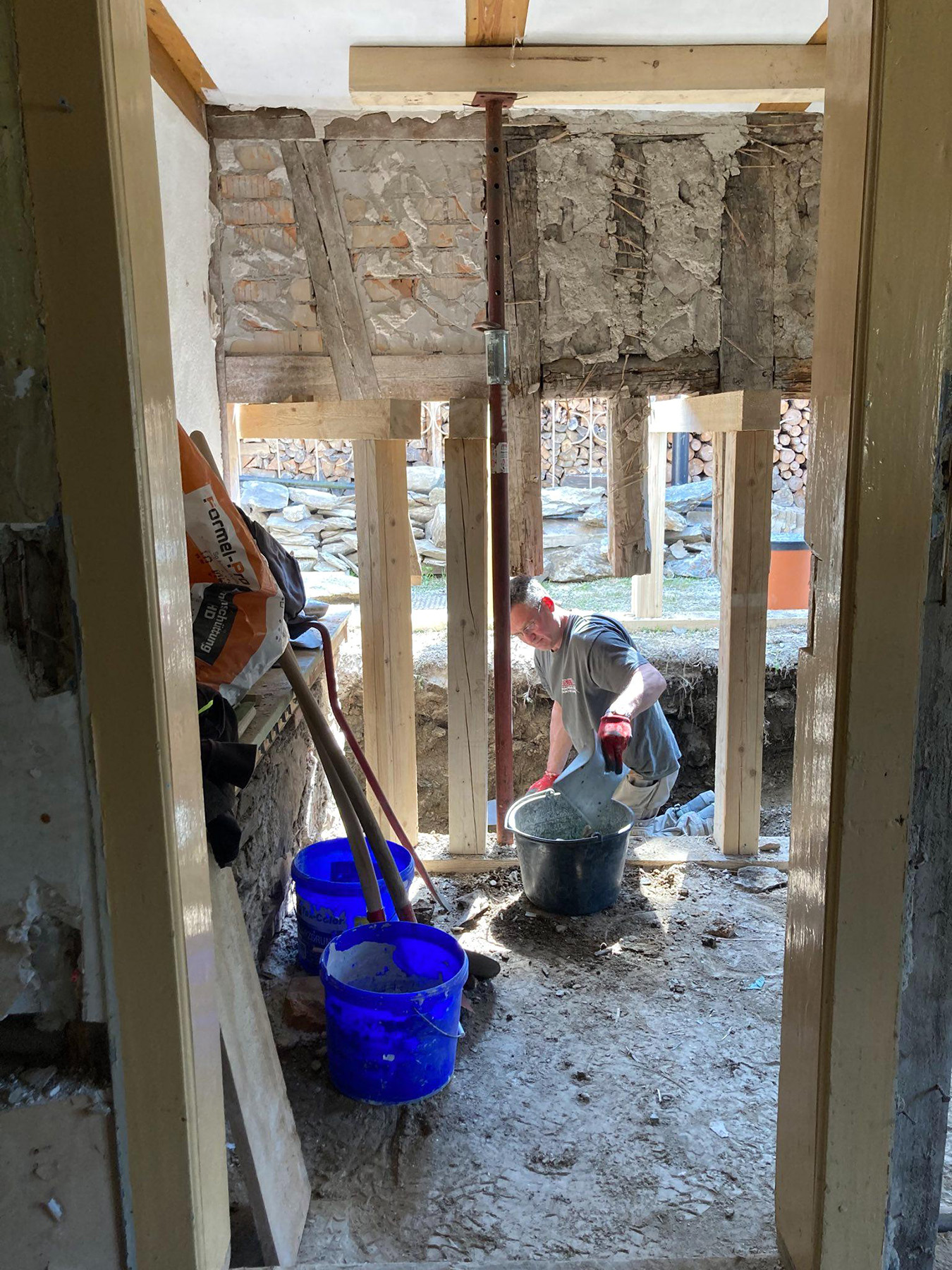 Baustelle einer Fachwerkwand mit unten abgeschnittenen Stielen