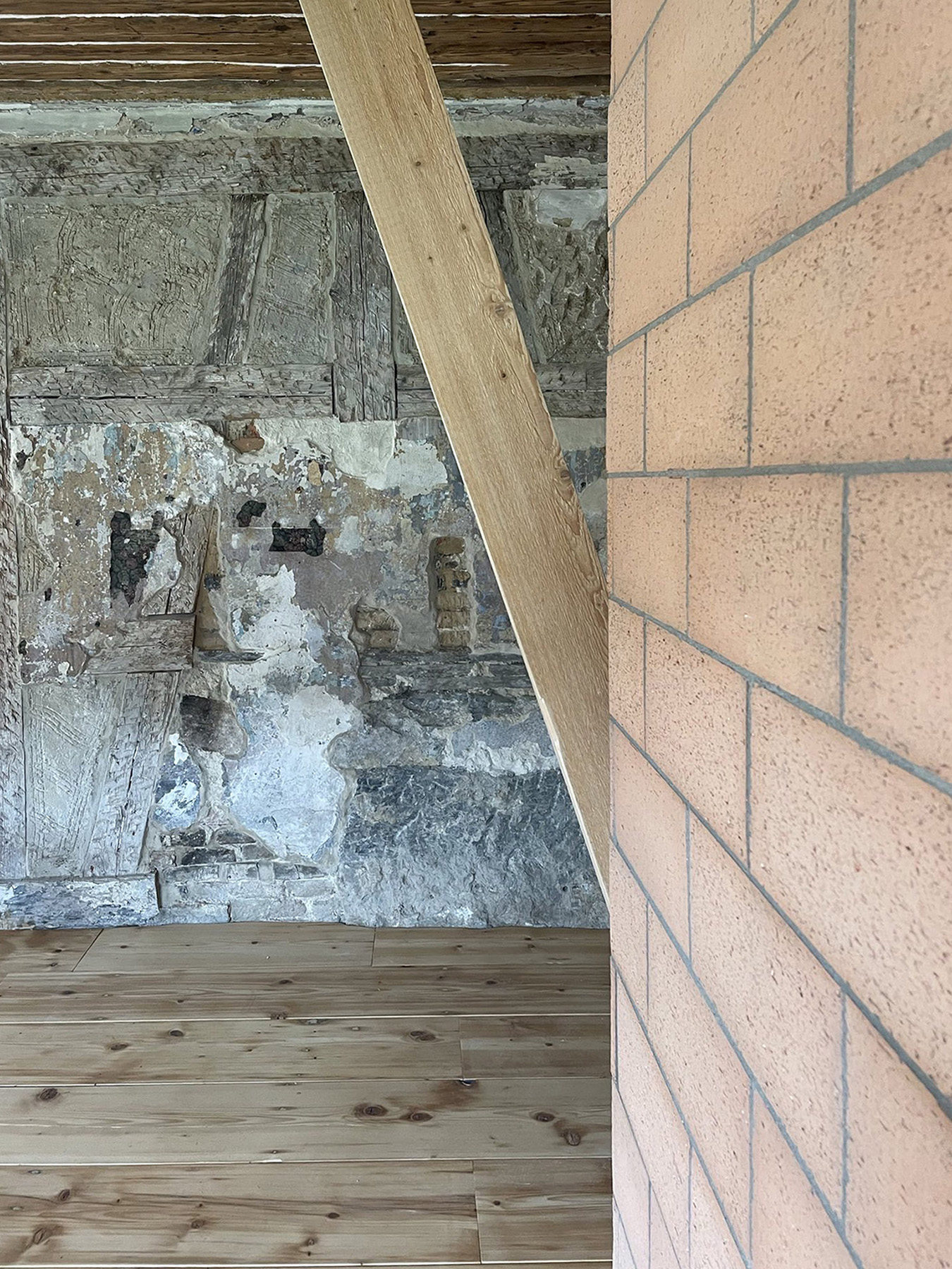 Rote gemauerte Steinplatten vor einer alten Steinwand
