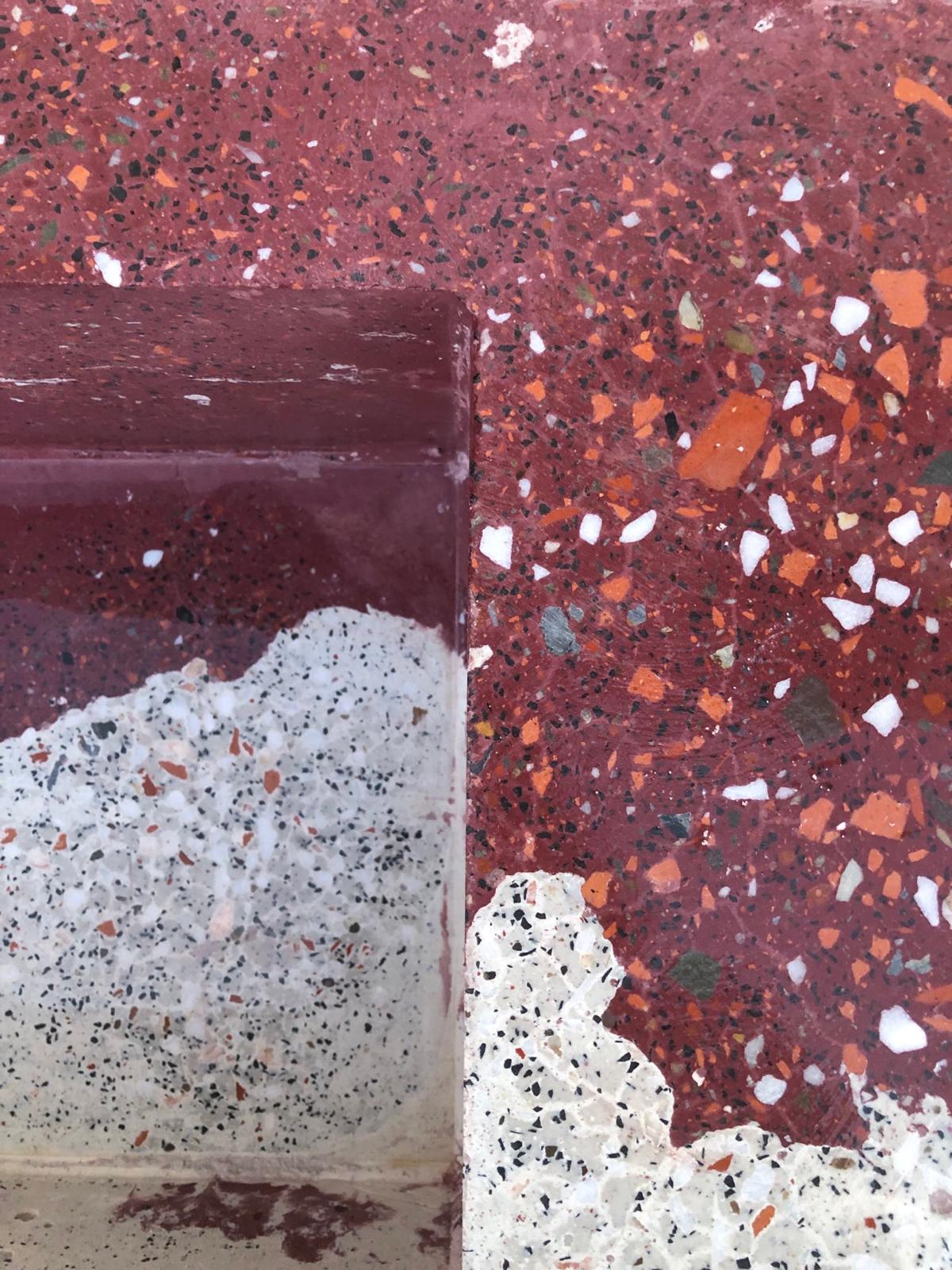 Rot weiß geschecktes Becken aus Terrazzo