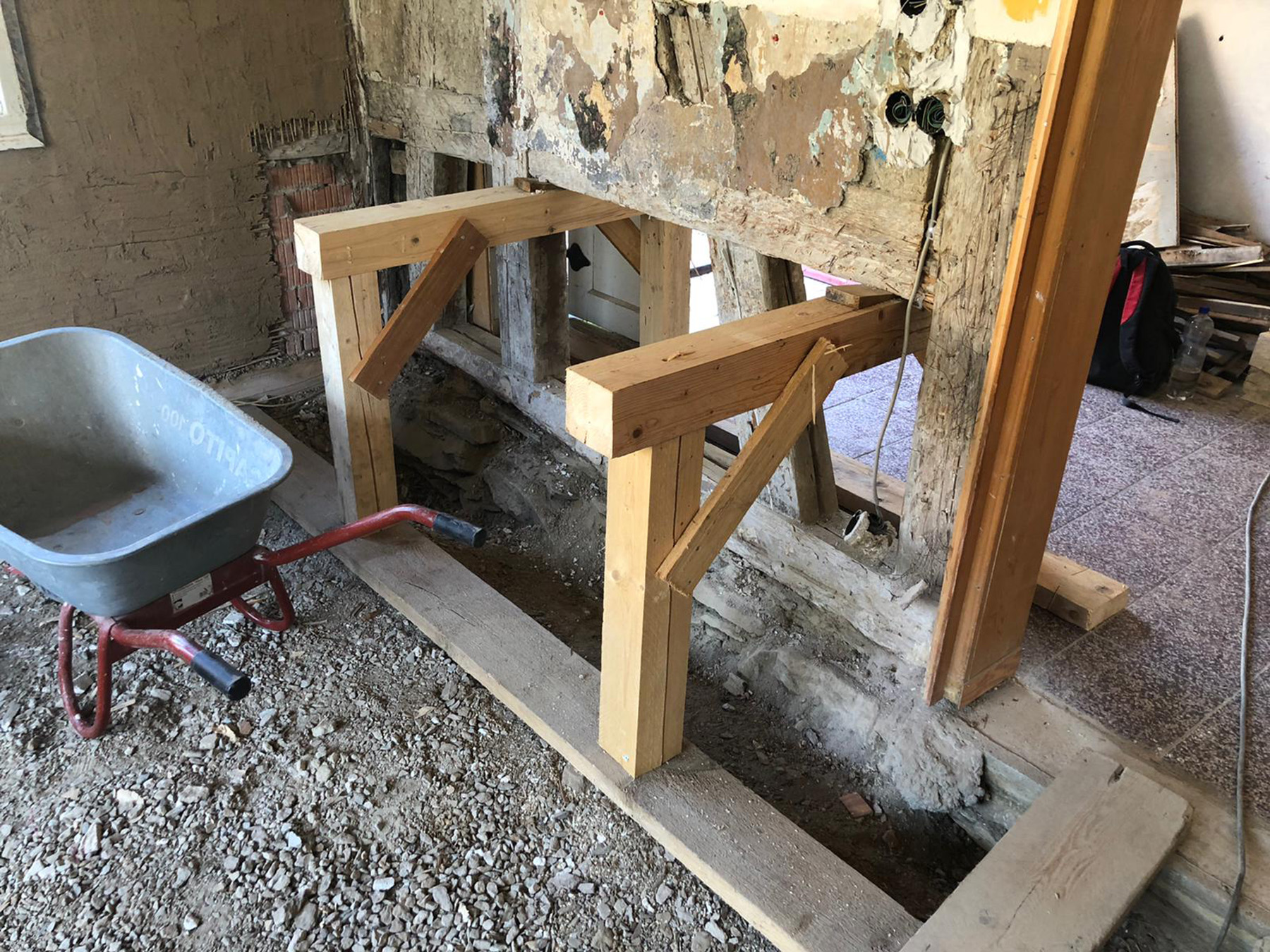 Baustelle einer Fachwerkwand mit unten abgeschnittenen Stielen