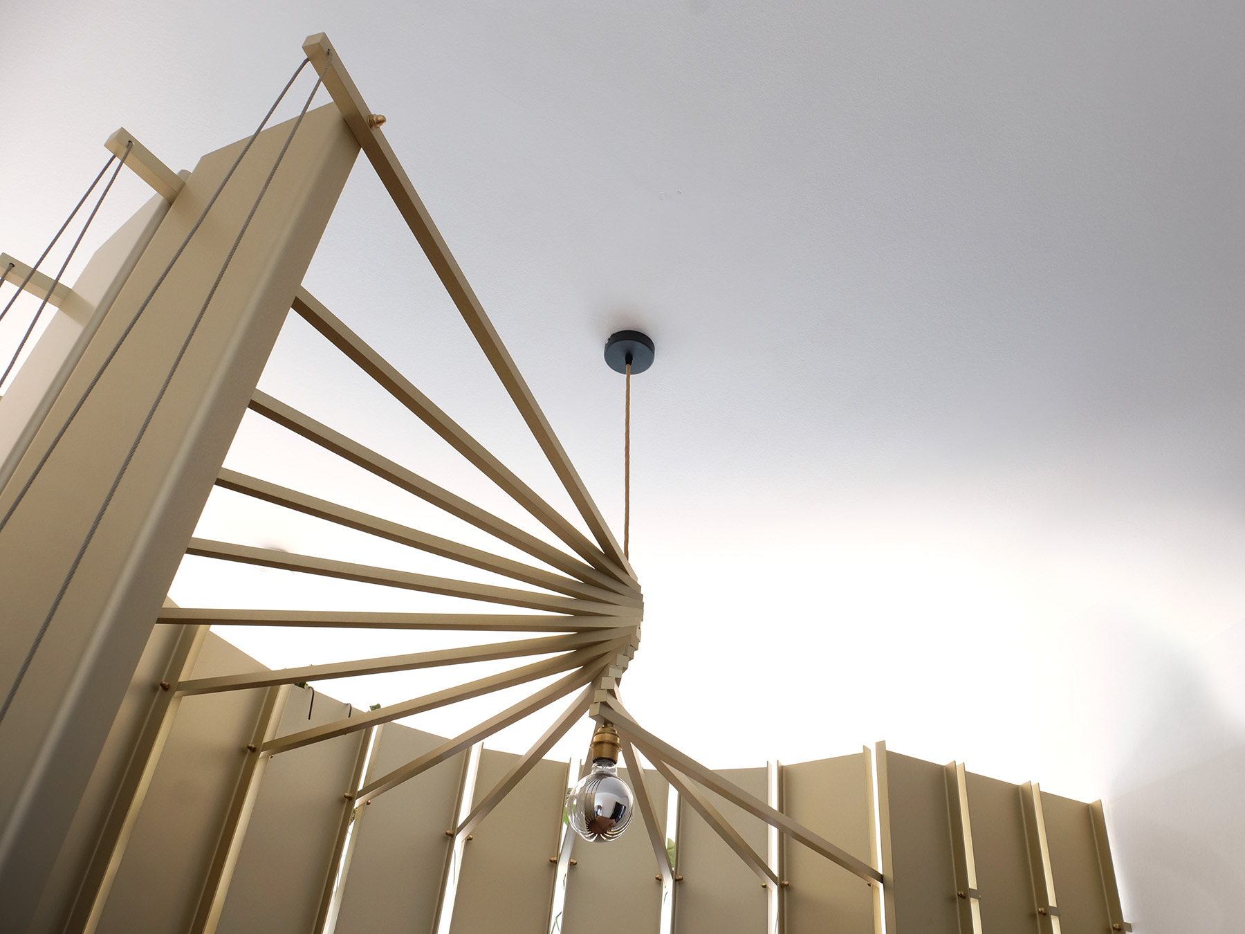 Goldene rund zusammengestellte Metallprofile die von goldenen streben zusammen gehalten werden
