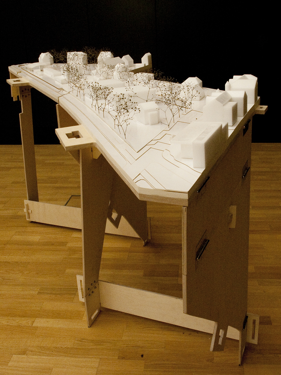 Tragbares Architekturmodell auf einem klappbaren Tisch